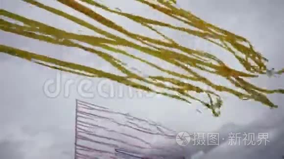 风中的许多丝绸节日彩带织带视频