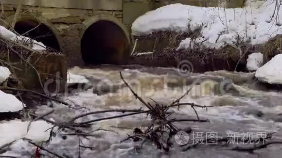 春季洪水期间道路下的涵洞管道视频