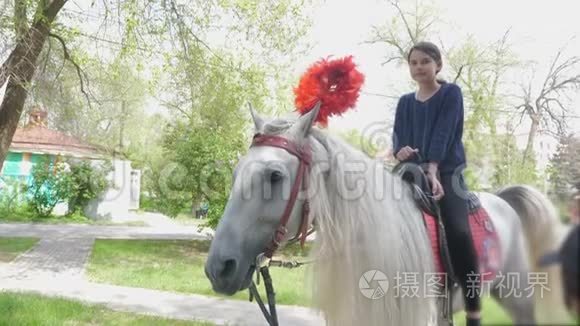 少女在游乐园骑马视频