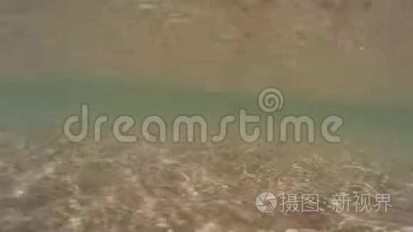 沙子随着波浪在水下上升视频