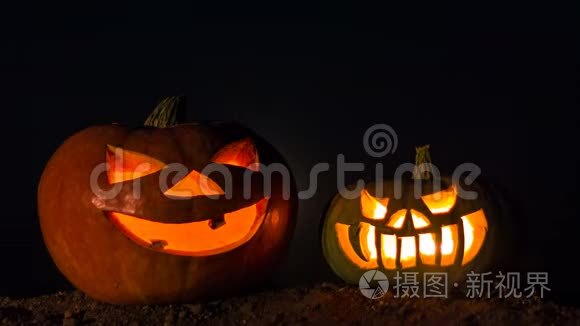 两个南瓜里面有蜡烛。 时光飞逝。 夜空，满月。 万圣节。