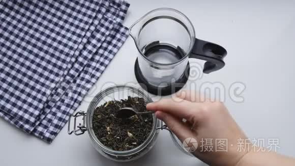 女人用茉莉花做绿茶视频