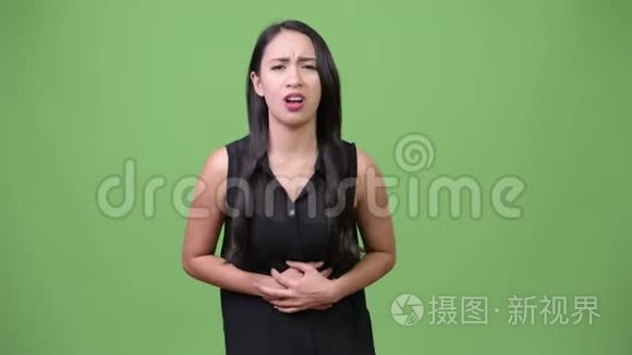 年轻漂亮的亚洲女商人胃疼视频