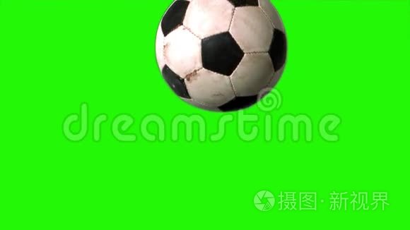 小男孩在绿色屏幕上踢足球视频
