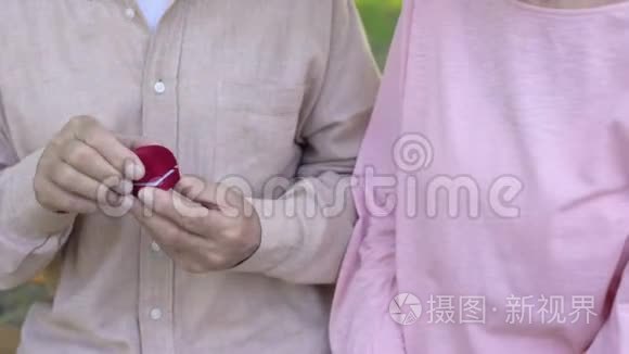 向女士求婚的老人，为年长的人建立约会网站