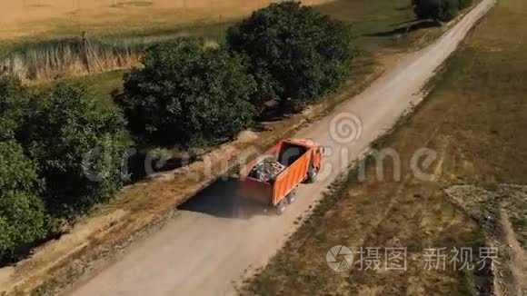 卡车的鸟瞰图。 一辆卡车载着建筑碎石和沙子，沿着一个国家行驶