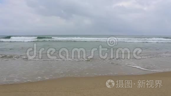 越南海安镇海滩上的太平洋海浪视频
