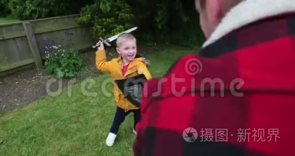 儿子和他父亲在外面玩视频
