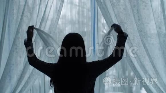 女人扔掉窗帘打开窗户视频