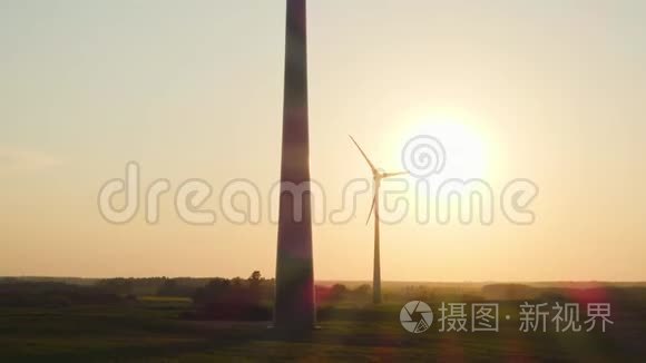 日落时的风力发电机