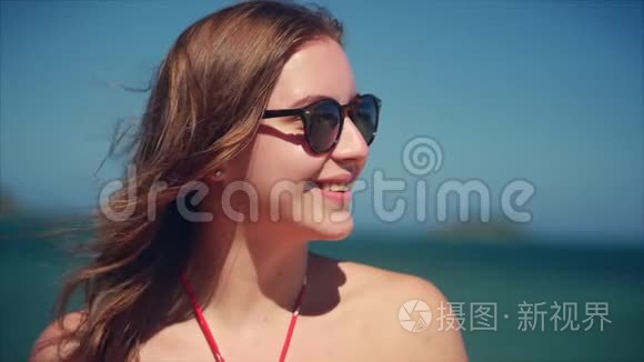 特写欧洲美丽可爱的布鲁内特年轻女性或快乐女孩微笑看镜头、奔跑的肖像