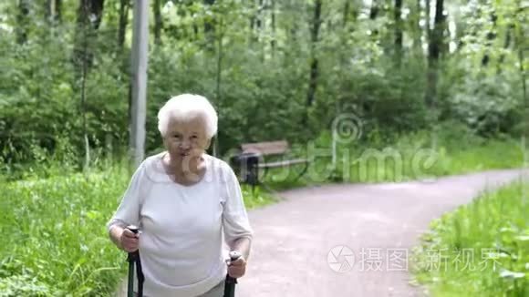 老奶奶在路上走路用棍子视频