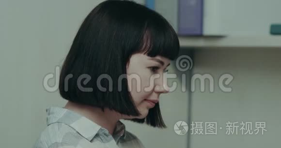 女接线员开始工作，把耳机拿到办公室