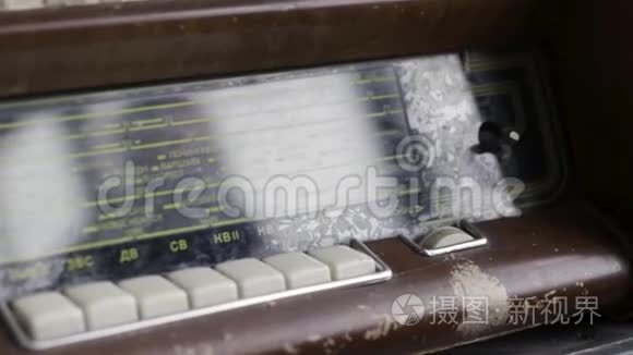 关闭一个旧的收音机接收器与摩擦和白色按钮，复古风格。 行动。 不同的车站