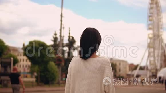 一个女人在游乐场散步的后景