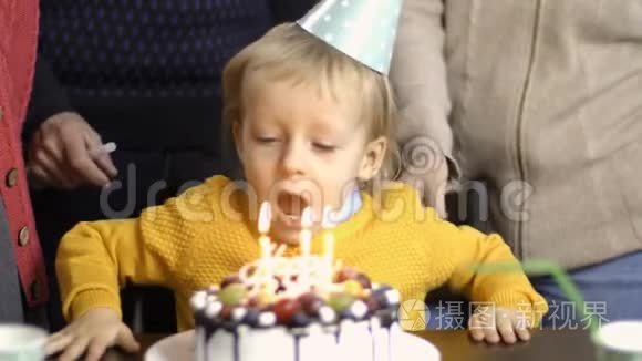 幼儿男孩在家过生日时吹蜡烛视频