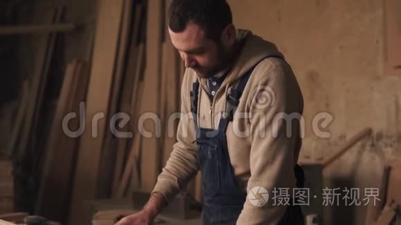 一个穿工作服的木匠的录像 一个人在木工店里磨木头 慢动作mov格式视频下载 正版视频编号032sl2 摄图新视界视频库