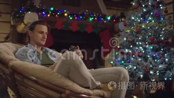 圣诞夜年轻人在智能手机上自拍视频