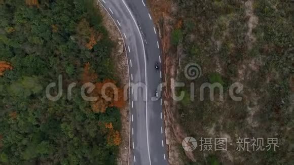 两辆摩托车在蜿蜒的史诗山路上视频