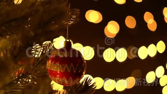 冷杉树枝上的圣诞球，背景是bokeh灯