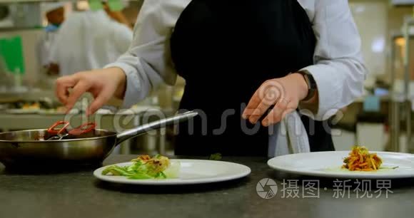 女厨师在厨房的餐盘上安排食物视频