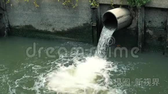 水从下水道流入市中心的排水渠视频
