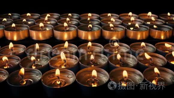 一排排蜡烛闪烁着移动的光芒视频