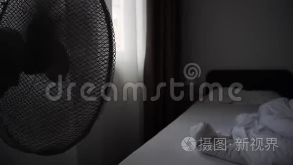 电扇在酒店卧室吹空气视频