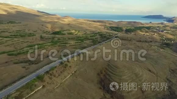 沙漠之路，空中镜头。 中。 沙漠和被海景包围的道路