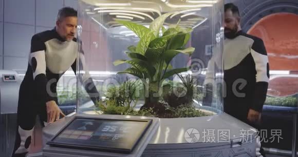 天体生物学家检查植物孵化器视频