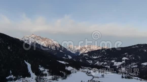 地平线上巨大山脉的空中镜头视频