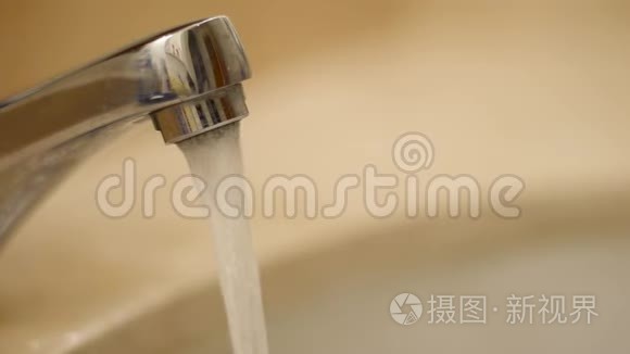 洗手池内有流动水的水龙头视频