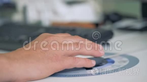 把一只人类的手放在电脑鼠标上视频
