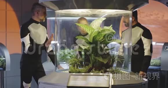 天体生物学家检查植物孵化器视频