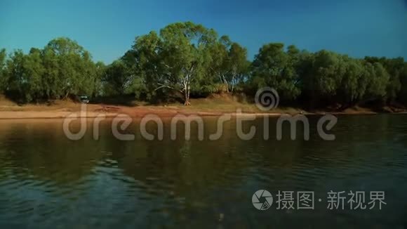 一辆大篷车在河面上飞驰视频