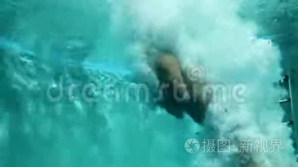 人跳进游泳池.. 场景。 水下视频拍摄.. 游泳者跳进水池里的水中