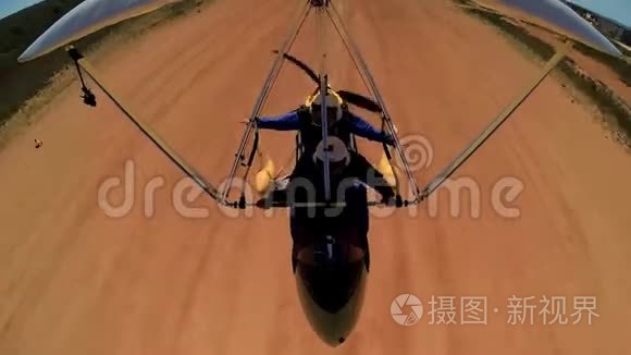 从悬挂式滑翔机降落的飞机起飞视频