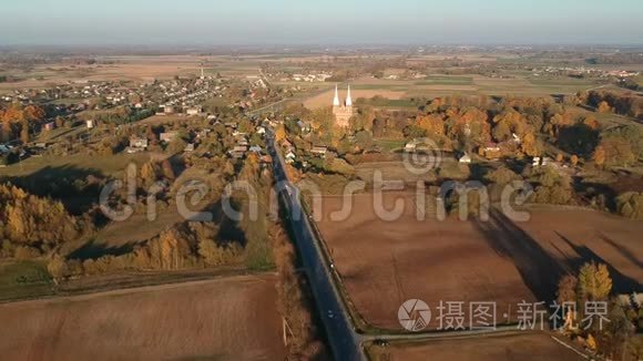 秋天的日落和立陶宛有教堂的小城市，空中