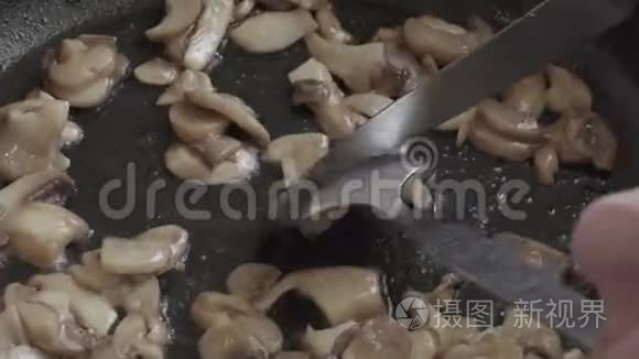 蘑菇在平底锅特写中烤着视频