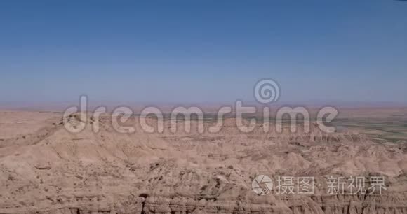 在沙漠中的空中飞行，越过尖锐的沙质悬崖，山脉。