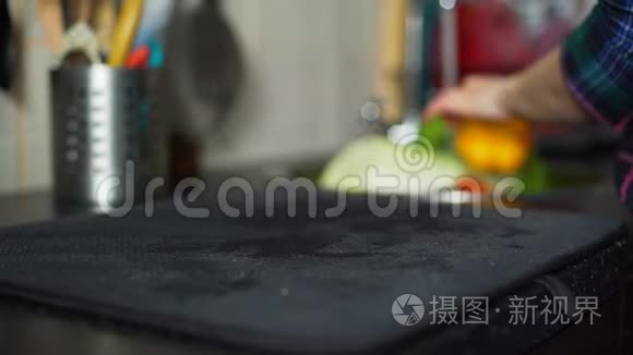 年轻女人洗蔬菜和水果视频
