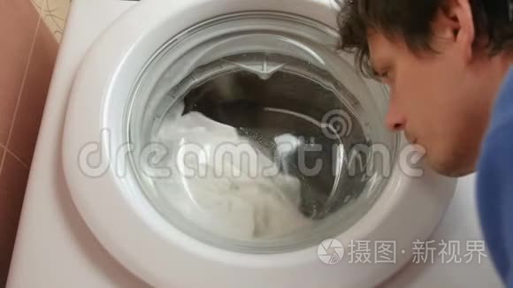 男人看着床单在洗马什的时候洗。