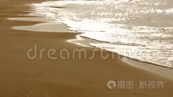 海浪在海滩上破碎视频