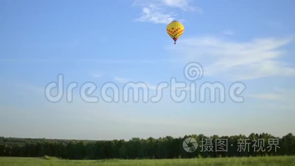 气球飞过天空视频