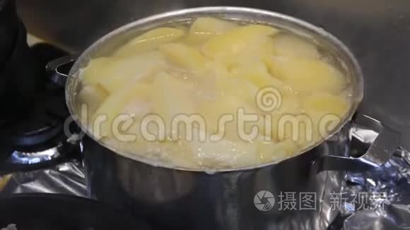 土豆片在煤气炉上用锅煮视频