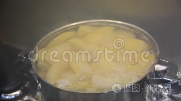 土豆片在煤气炉上用锅煮视频