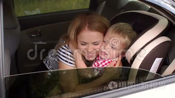 妈妈坐在车上亲吻拥抱儿子视频