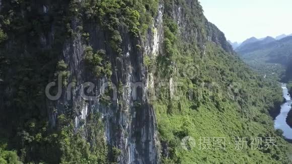 空中森林山陡峭奇异悬崖与峡谷河