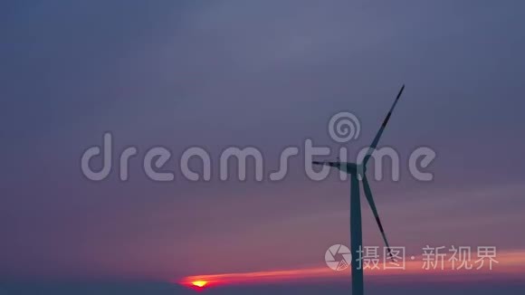 波兰日落时风力涡轮机能源生产剪影。 以不同的速度拍摄：正常和加速