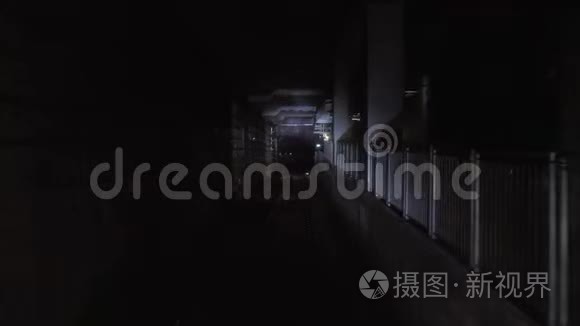 地铁列车穿过隧道。 火车穿过地下隧道，从4K的机舱看到